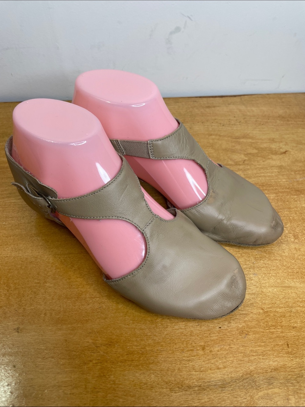 Capezio Taupe T-Strap Leather Jazz Shoes. Size 6.5
